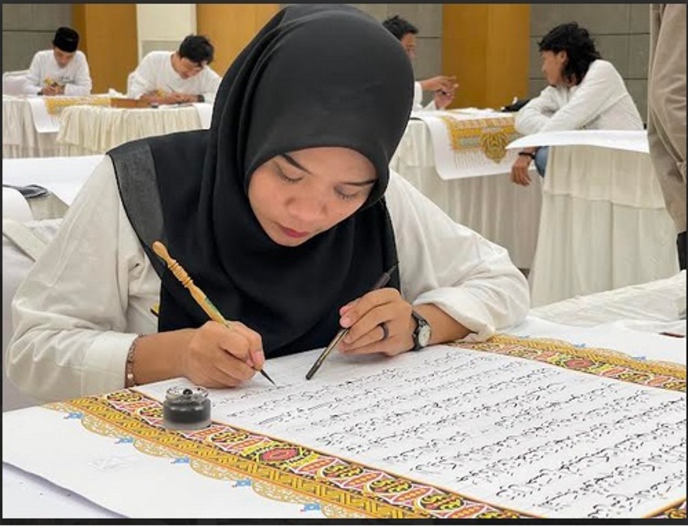 HAMPIR SELESAI: Seorang kaligrafer tengah menyalin ayat Al-Quran ke Mushaf Nusantara, Rabu (19/3).