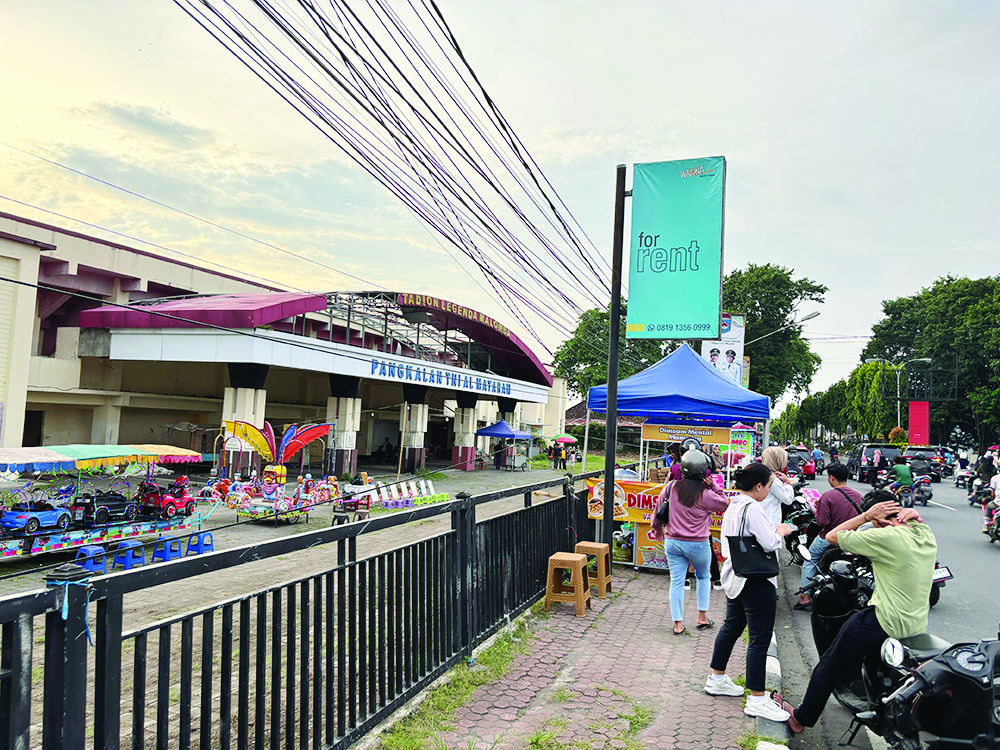 MENUNGGU BERBUKA PUASA: Selain lapak penjual kudapan dan minuman segar yang diburu, tak jarang warga kota juga menunggu momen berbuka puasa, dengan menikmati wahana permainan di depn lapangan malomba.