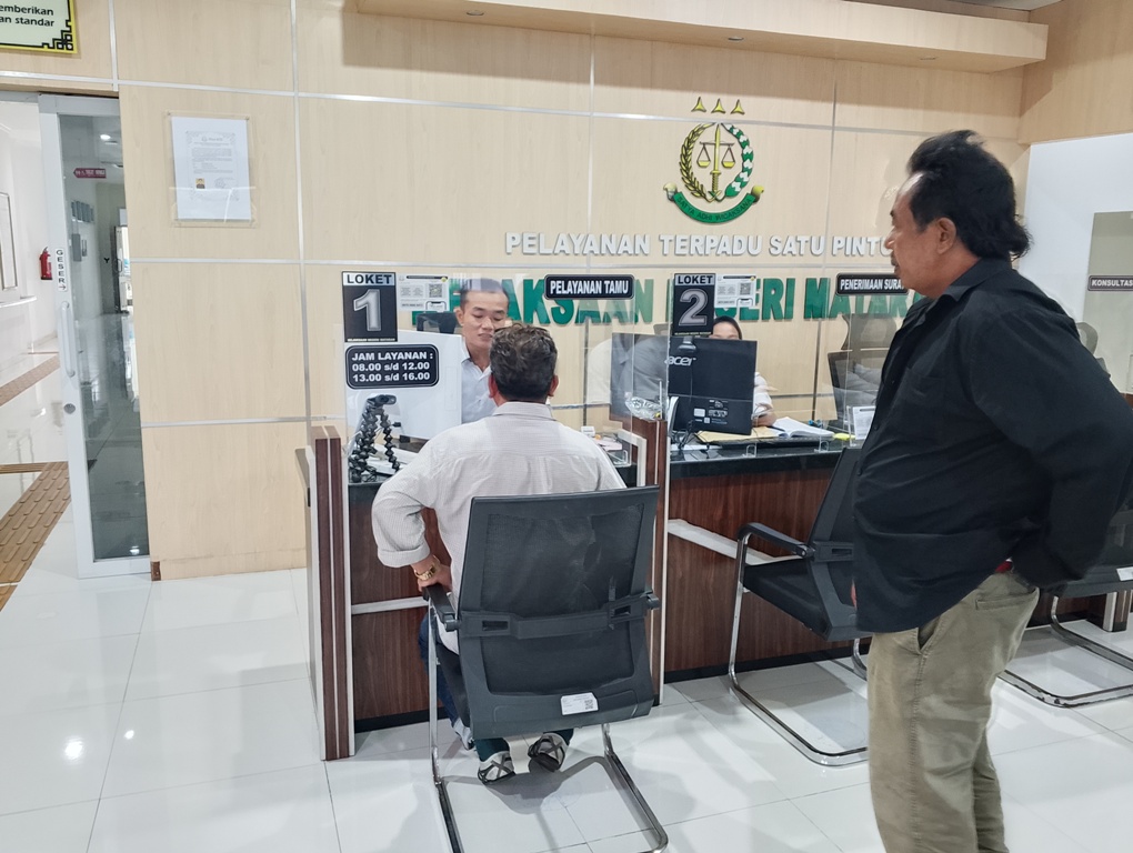 PERTANYAKAN LAPORAN: Sejumlah masyarakat Desa Sandik mendatangani kantor Kejari Mataram untuk mempertanyakan dugaan korupsi DD/ADD.