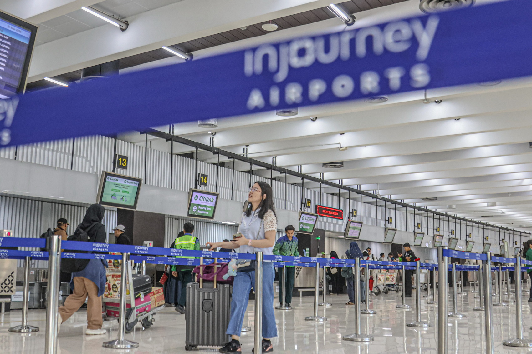 Sejumlah penumpang pesawat melakukan check-in di Terminal 1B, Bandara Soekarno-Hatta, Tangerang, Jumat (20/03/2025). Sejumlah pemudik memilih mudik lebih awal untuk menghindari puncak arus mudik serta hari ini anak sekolah telah memasuki libur Lebaran. HA