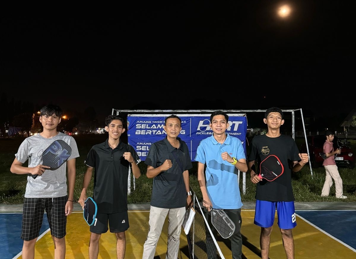 BUGAR DAN MENYENANGKAN: Haris Maulana (baju biru), berfoto bersama, sebelum memulai lomba pickleball yang diadakan di lapangan Karang Genteng, Kota Mataram, Selasa malam (18/3).