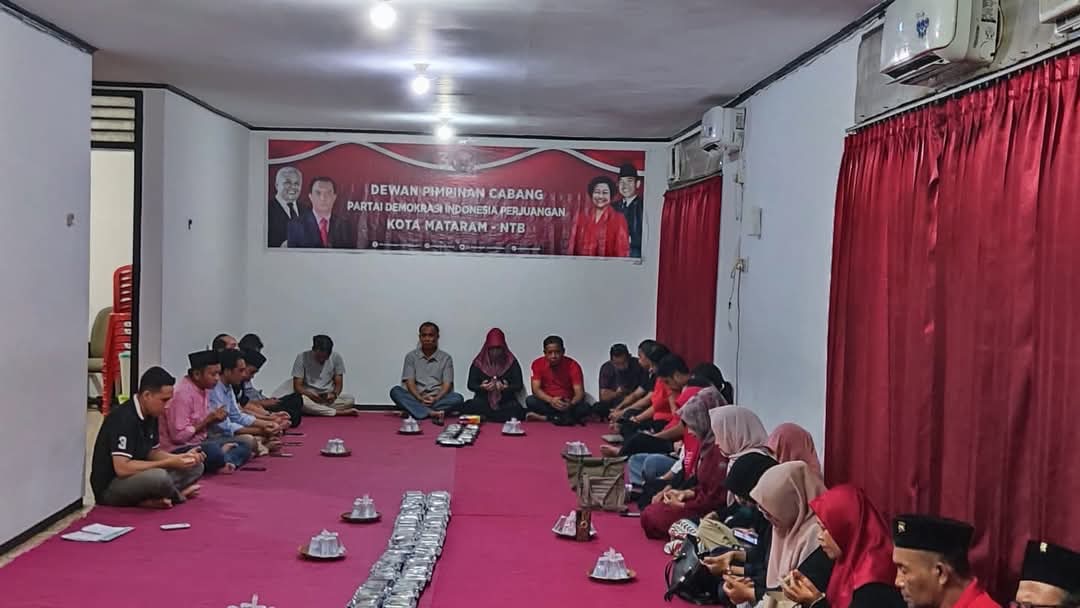 BUKBER: DPC PDIP Kota Mataram saat buka bersama di Kantor DPC PDIP Kota Mataram, beberapa waktu lalu.&nbsp;