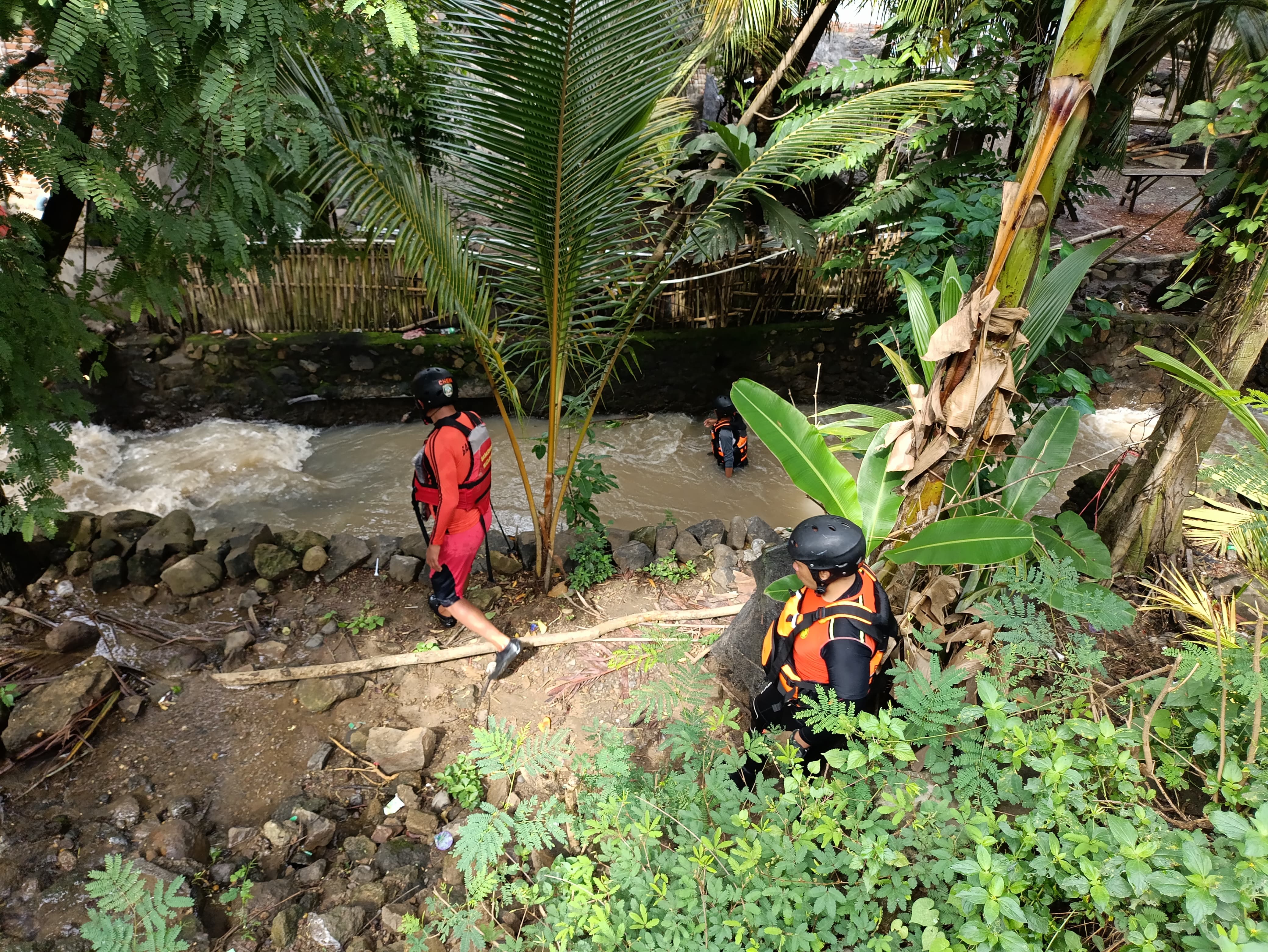 Proses pencarian anak hilang diduga jatuh ke sungai di belakang rumah di Dusun Buntembok, Desa Bangket Parak, Pujut, Loteng, Sabtu (22/3).
