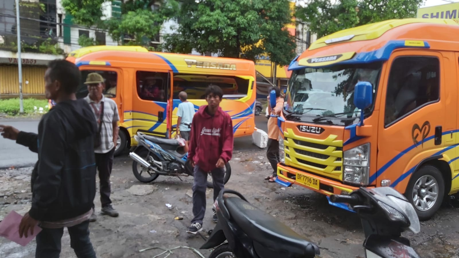 MUDIK: Beberapa pemudik bersiap untuk naik ke bus yang akan berangkat ke Pulau Sumbawa, beberapa hari lalu. (NURUL/LOMBOK POST)