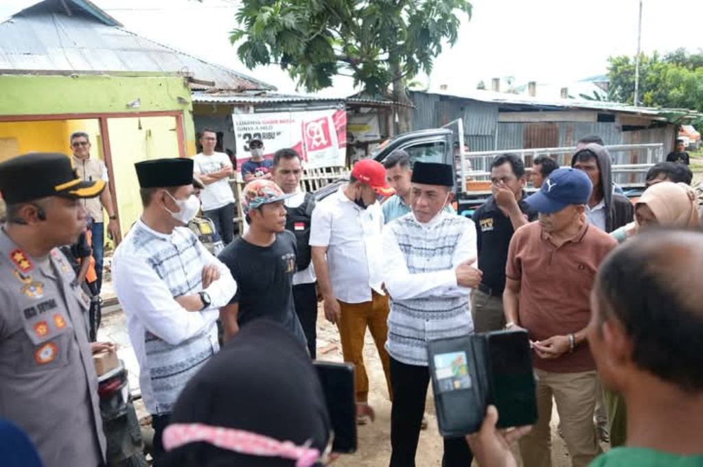 BLUSUKAN: Bupati Bima Ady Mahyudi dan Wakil Bupati dr Irfan turun ke Pasar Tente, Kecamatan Woha, Jumat (21/3).