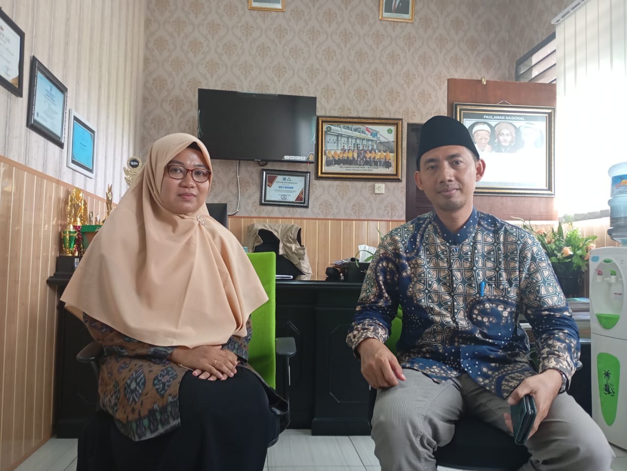 BERI KETERANGAN: Kepala MAN 3 Mataram Lalu Mufti Sadri didampingi Ketua PDDS MAN 3 Mataram Hidayatus Saadah saat memberikan keterangan siswanya yang lolos pada SNBP di madrasah setempat.