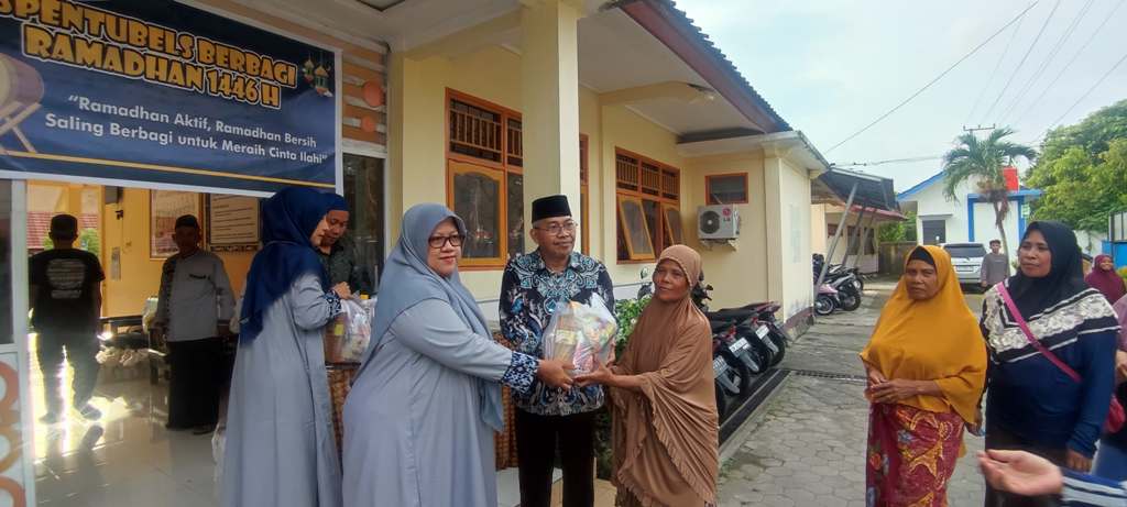 BERBAGI: Kepala SMPN 17 Mataram Hartati Panca Mardikawati menyalurkan paket sembako kepada warga kurang mampu di lingkungan sekitar sekolah, Selasa (18/3) lalu.