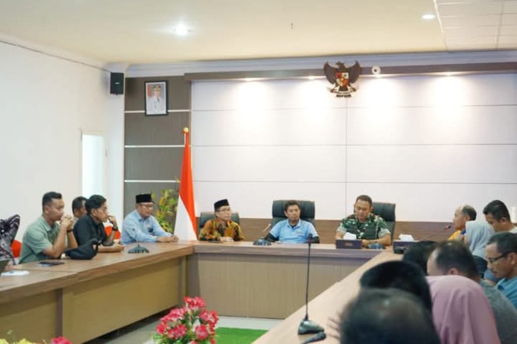 RAPAT KOORDINASI: Bupati Dompu Bambang Firdaus memimpin rapat koordinasi mengenai ketahanan pangan, Jumat (21/3).