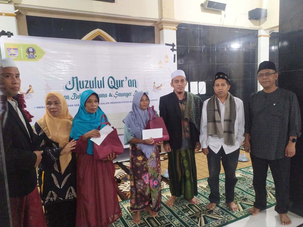 SANTUNAN: Kepala SMAN 1 Gerung M Ridwan Helmy (dua dari kanan) foto bersama usai memberikan santuan kepada kaum dhuafa pada peringatan Nuzulul Quran di sekolah setempat, Rabu (19/3) l