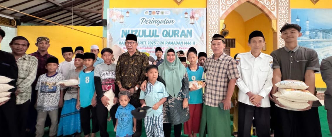BERBAGI: Plt Kepala SMAN 3 Mataram Yuspita Martinigrum (lima dari kanan/depan) foto bersama anak yatim di sekolah setempat, Rabu (19/3) lalu.
