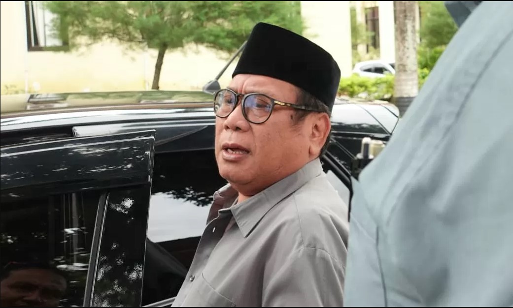JADI TERSANGKA: Mantan Bupati Lombok Tengah (Loteng) Moh Suhaili FT saat memenuhi panggilan penyidik Polda NTB beberapa waktu lalu.