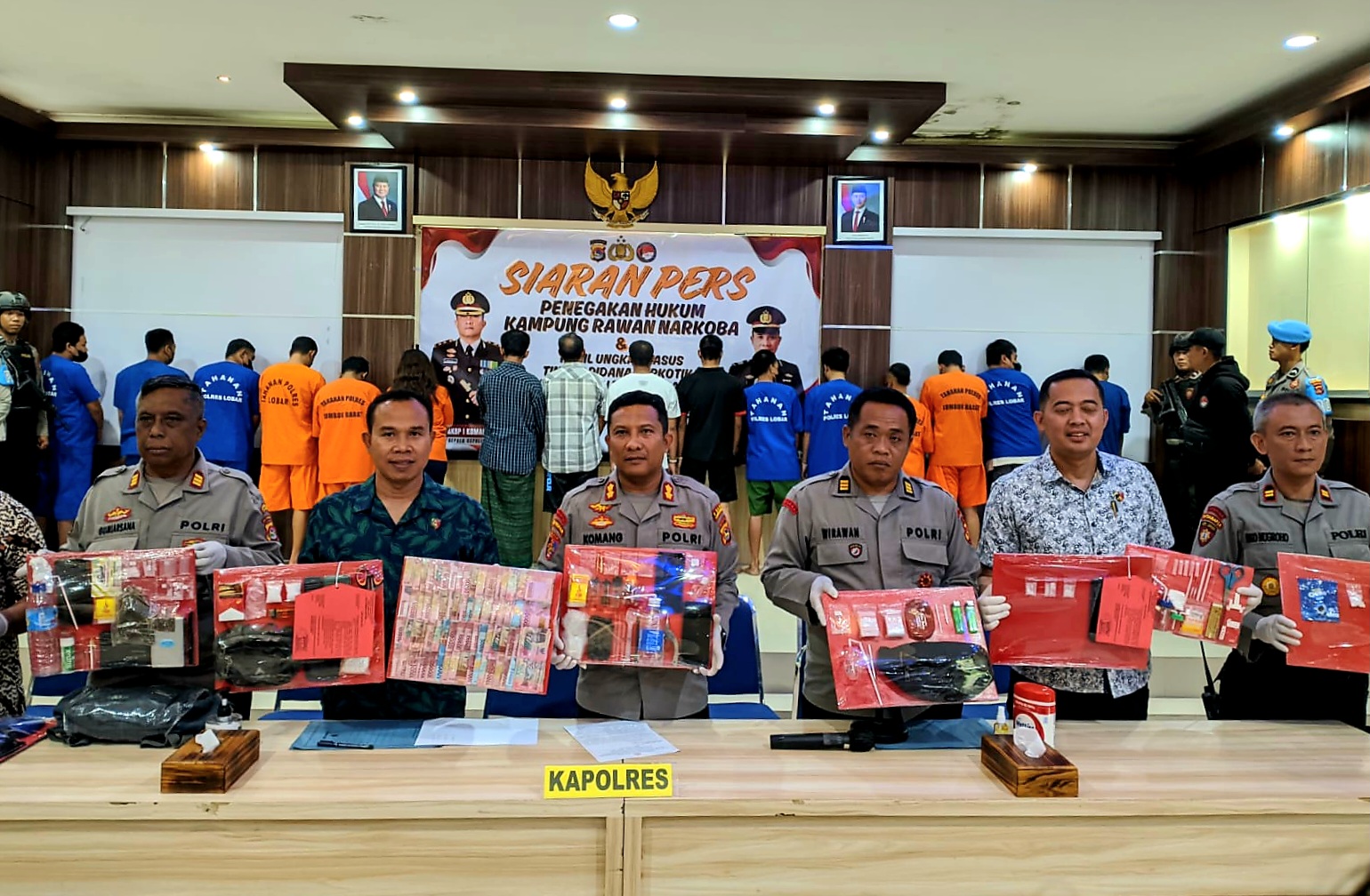 UNGKAP NARKOBA: Kapolres Lombok Barat AKBP I Komang Sarjana (tengah) didampingi Kasatnarkoba AKP I Nyoman Diana Mahardika (dua dari kiri) saat konferensi pers.