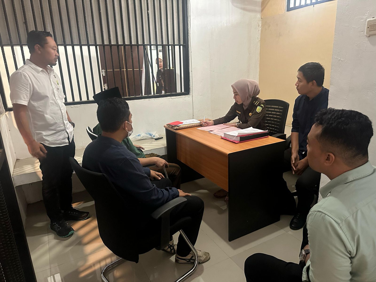 PEMALSUAN IJAZAH: Satreskrim Polres Loteng limpahkan berkas pemalsuan ijazah inisial S kepada Kejaksaan Negeri Praya, Jumat (21/3).