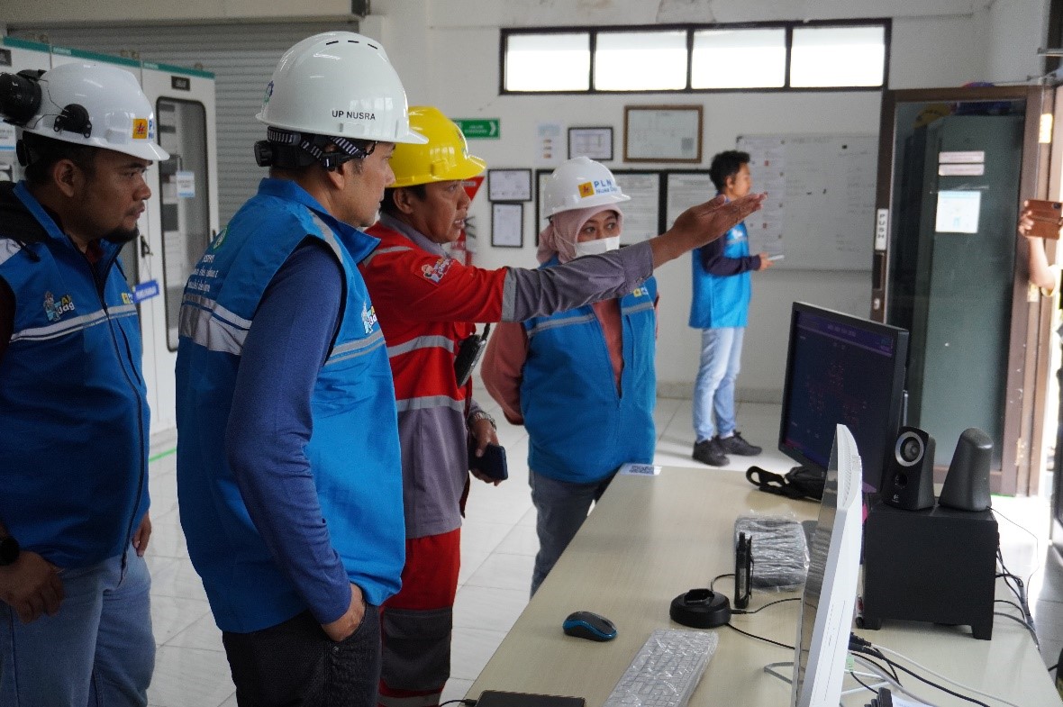 Direktur Keuangan, Manajemen Risiko, dan Human Capital PLN Nusa Daya, Zulhendri memberikan pengarahan pada petugas operator yang sedang bertugas.
