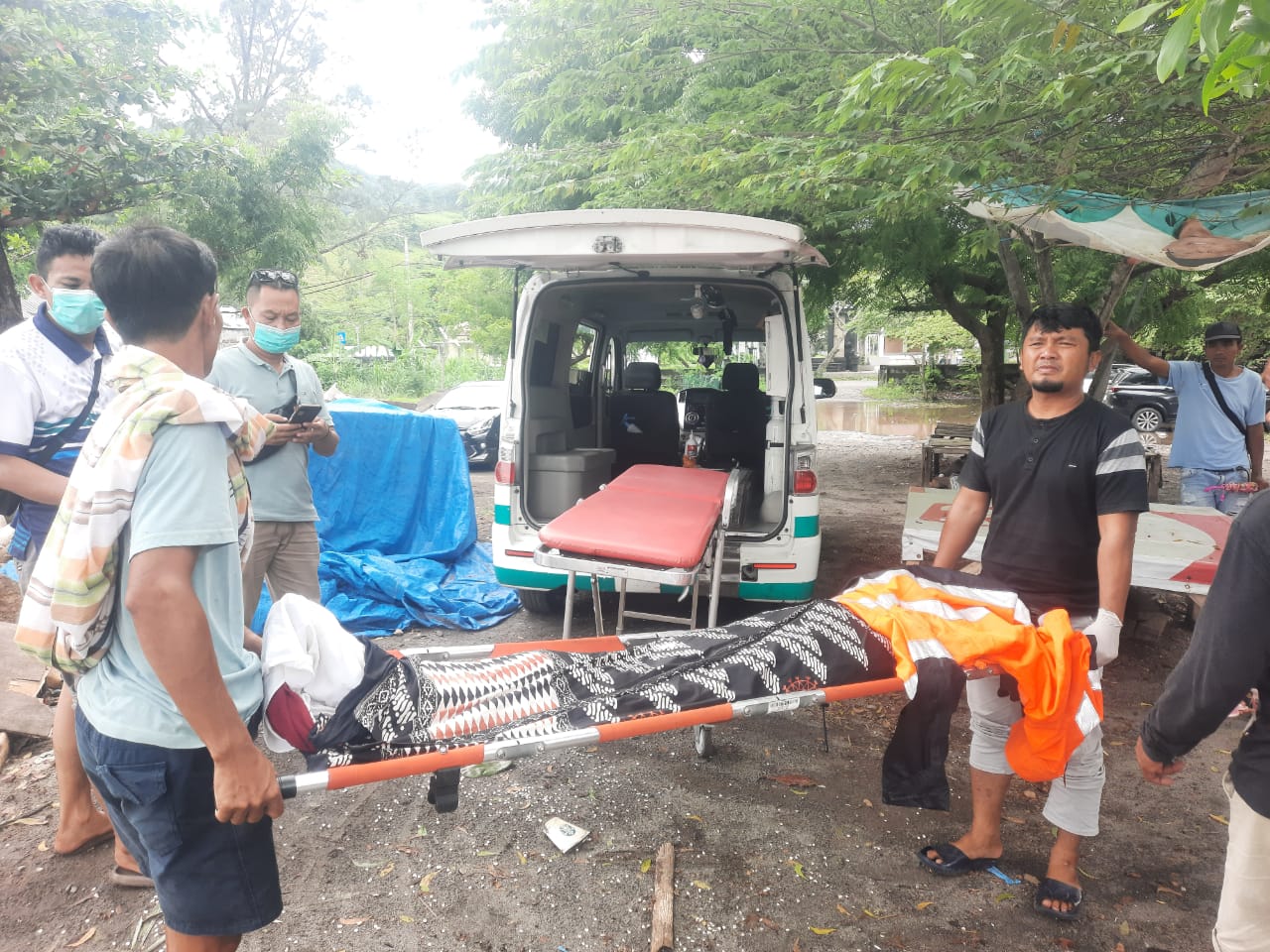 DIDUGA SAKIT: Anggota Polsub Sektor Gili Indah melakukan evakuasi salah satu WNA yang meninggal dunia, Jumat (21/3).