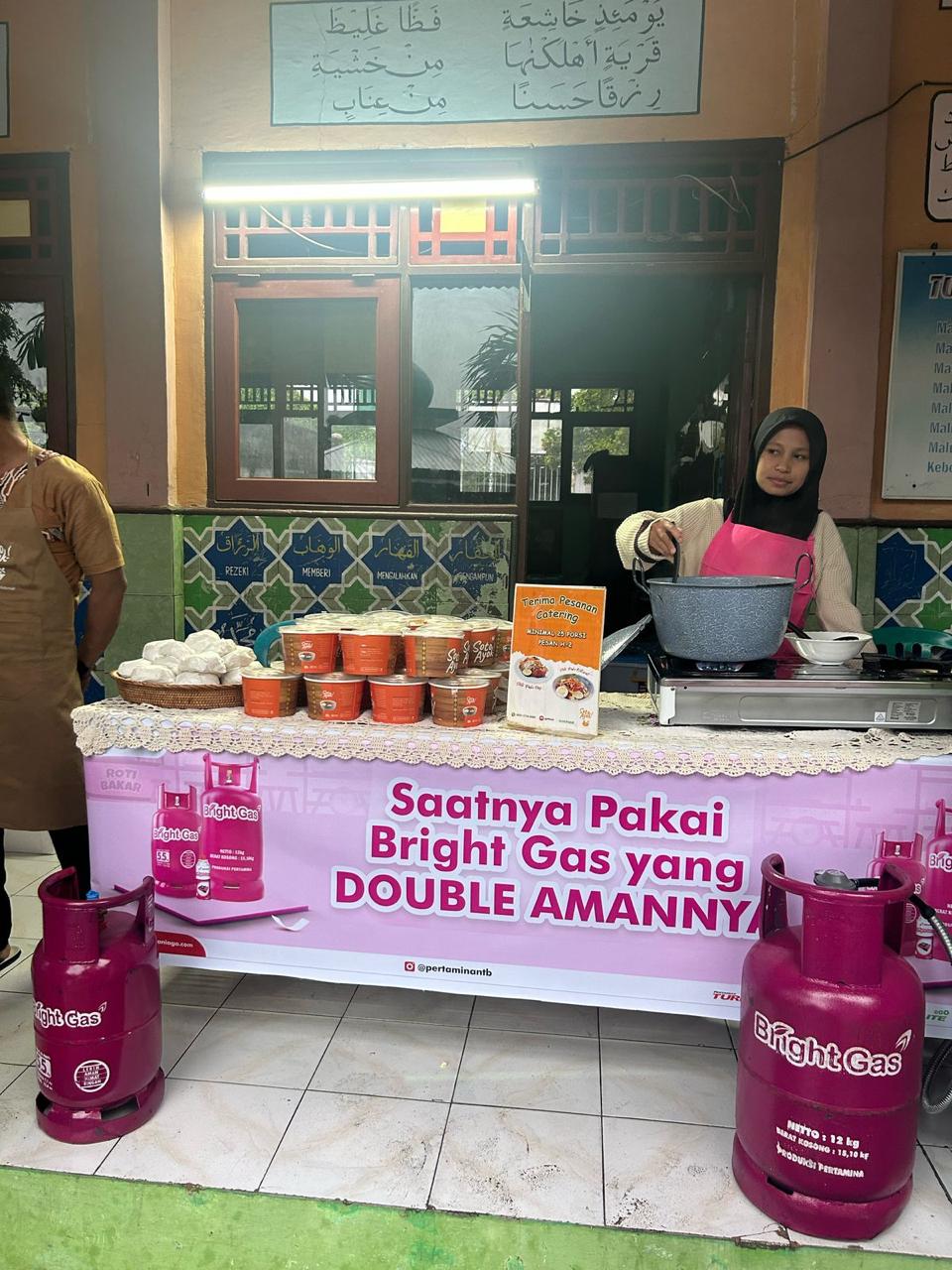 BERKAH RAMADAN: Pertamina Patra Niaga Jatimbalinus menggelar kegiatan berbuka dengan usaha kecil dan komunitas (Bedukk) di Ponpes NW Jempong, Mataram, (19/3).