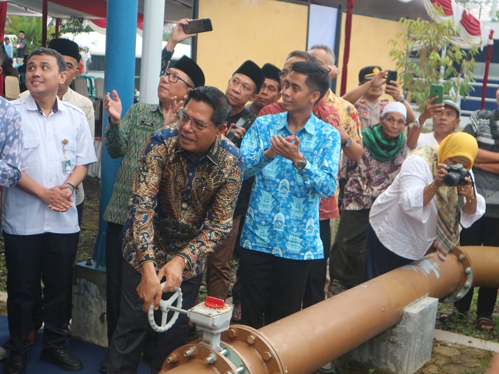 SPAM: Bupati Lombok Timur (Lotim) H Haerul Warisin saat meresmikan SPAM Pantai Selatan, beberapa hari lalu.