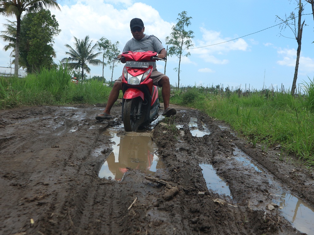 RUSAK: Salah satu jalan Desa di Lombok Timur (Lotim) yang kondisinya rusak berat.