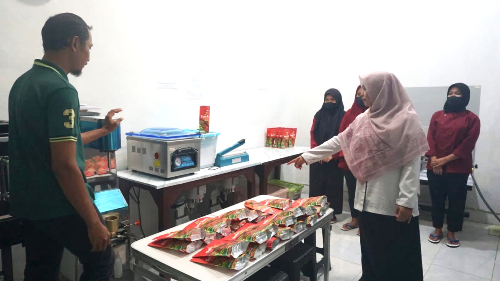 KUNJUNGI IKM PANGAN: Kepala Disperin NTB Hj Nuryanti (kanan) mengunjungi rumah produksi salah satu IKM olahan pangan, beberapa waktu lalu.