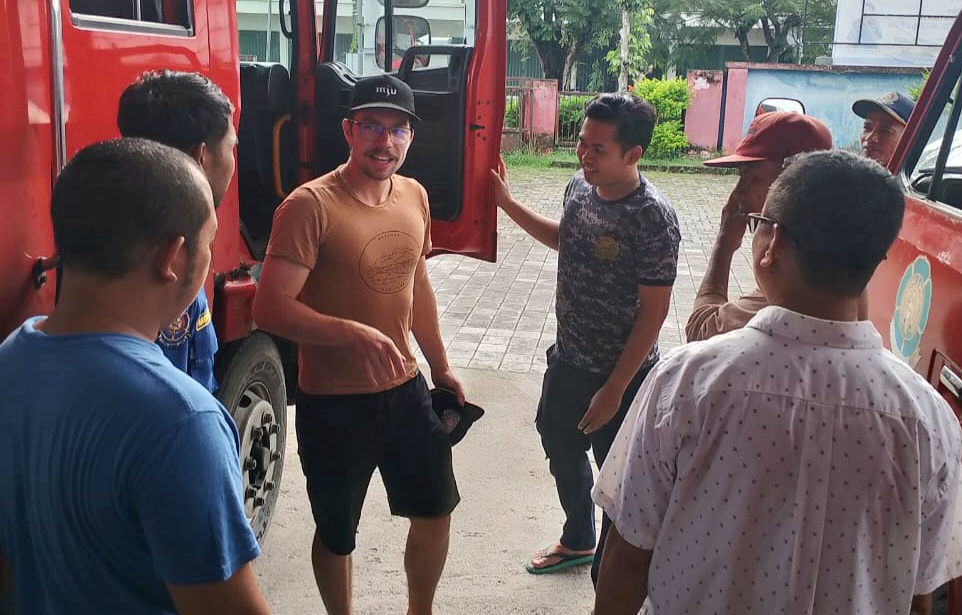 STUDI BANDING: Relawan Damkar asal Jerman Goetlinger Lukas saat melakukan kunjungan ke Dinas Damkar Lobar, Sabtu (22/3).