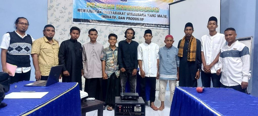 WIRAUSAHA: Kegiatan pelatihan wirausaha yang digelar Sasambo Institute di Kabupaten Dompu, Selasa (18/3).