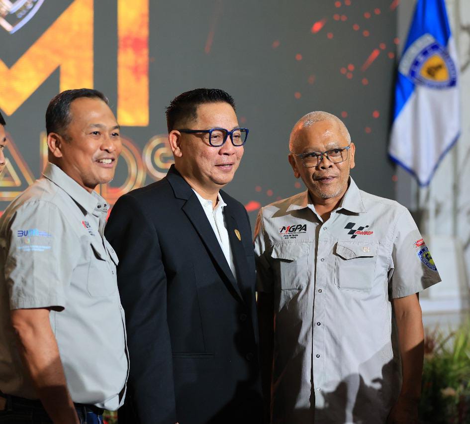 DUKUNG PENUH: Direktur Utama MGPA Priandhi Satria (kanan) berfoto bersama Ketua IMI Sulawesi Selatan Rusdi Masse (tengah) dalam acara IMI Sulsel Award, Sabtu (22/3) lalu.