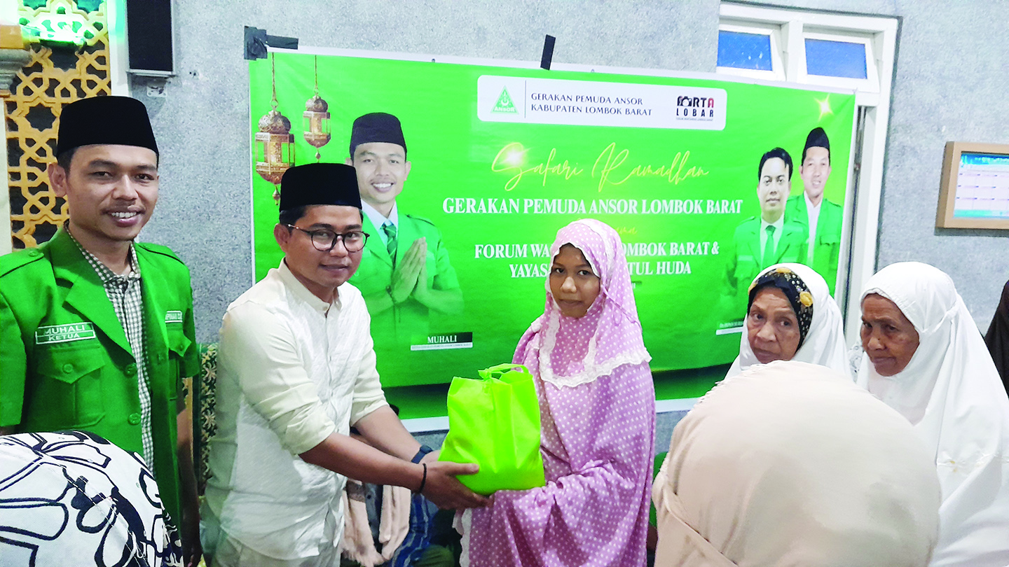 BERBAGI BERKAH: Forta Lobar bersama GP Ansor menyalurkan bantuan di Desa Gegerung, Kecamatan Lingsar, Minggu (23/3).
