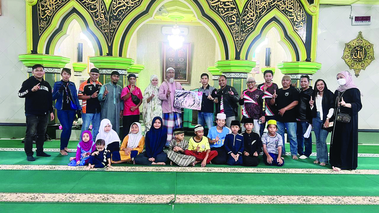 PEDULI SESAMA: Komunitas HALO saat memberikan bantuan CSR ke salah satu panti asuhan di Kota Mataram.
