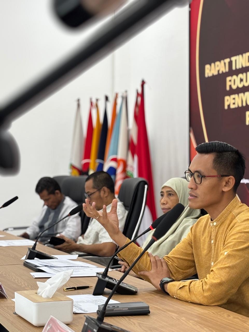 EVALUASI: Komisioner KPU NTB Agus Hilman memberikan sambutan pada rapat tindak lanjut hasil FGD penyusunan laporan evaluasi pemilihan 2024 di Kantor KPU NTB.