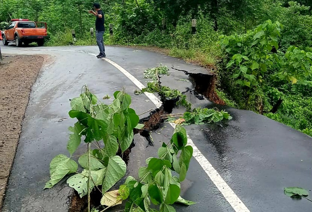 NYARIS PUTUS: Beginilah kondisi jalan yang terdampak longsor di wilayah Sekotong akibat hunjan deras diserrtai angin kencang pekan lalu.