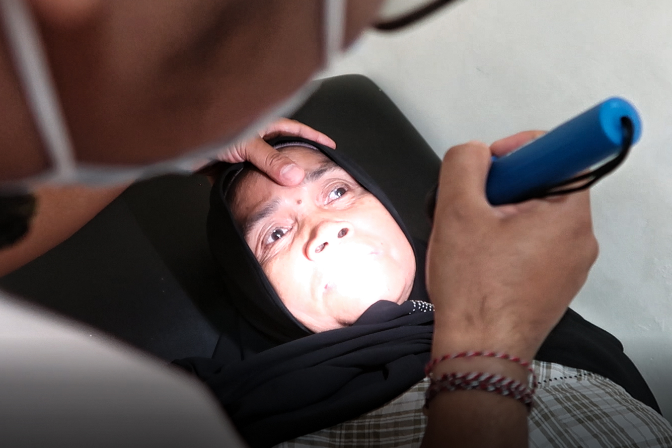 CEK KESEHATAN: Seorang lansia sedang dicek kesehatannya oleh dokter puskesmas beberapa waktu lalu.