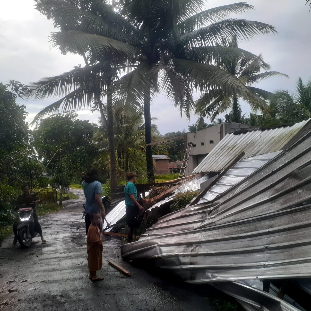 AKIBAT CUACA EKSTREM: Warga menatap reruntuhan atap rumahnya yang roboh, usai diterjang angin puting beliung yang melanda Loteng, dan sekitarnya, Sabtu (22/3).
