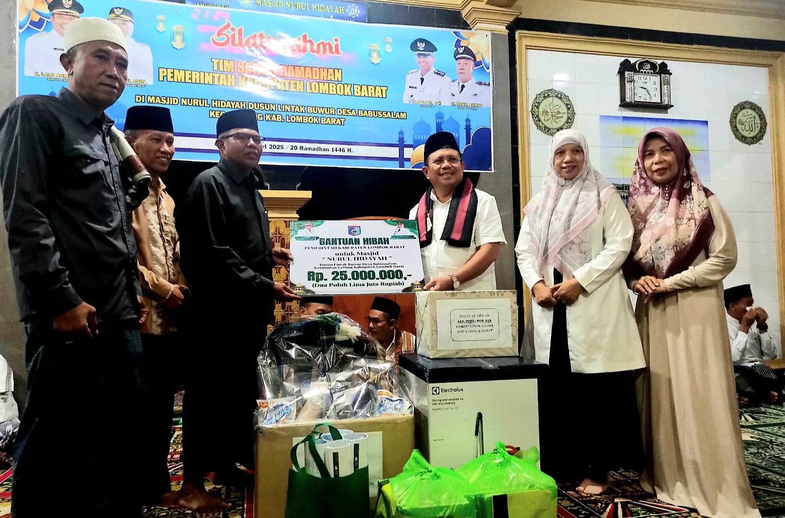 BERIKAN BANTUAN: Bupati Lombok Barat (Lobar) Lalu Ahmad Zaini menyerahkan bantuan saat safari Ramadan di Masjid Nurul Hidayah, Dusun Lintak Buwur, Desa Babussalam, Kamis malam (20/3).