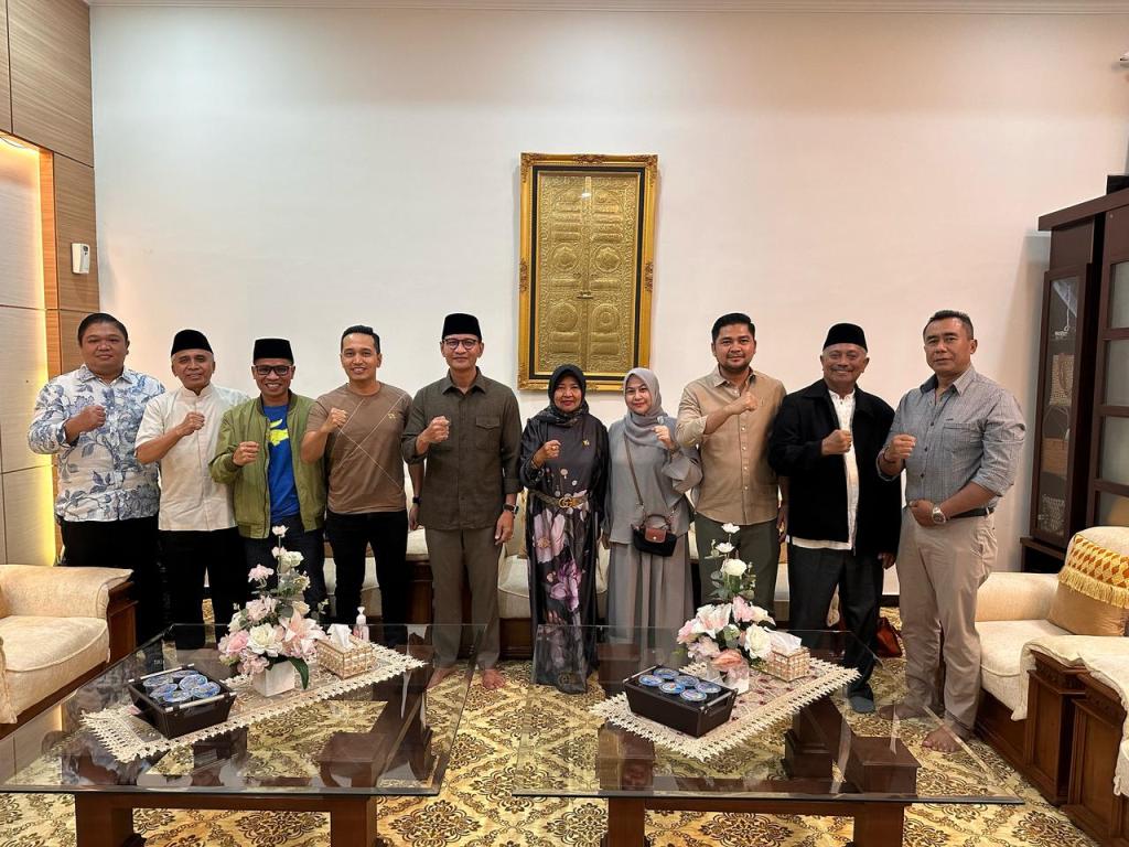 SOLIDITAS : Ketua Dewan Pimpinan Daerah (DPD) Partai Golkar NTB H Mohan Roliskana beroto bersama anggota Fraksi Partai Golkar DPRD NTB usai pertemuan di Pendopo Wali Kota Mataram, Jumat (21/3).