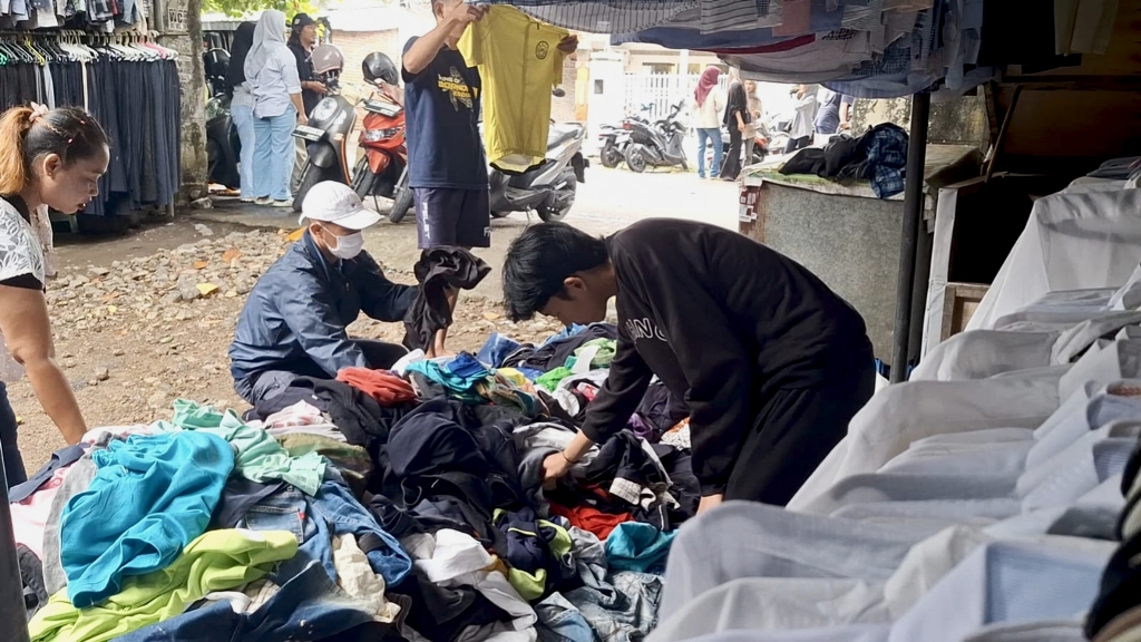 TIDAK TERLALU RAMAI: Beberapa pengunjung yang tengah berburu pakaian bekas impor di Pasar Karang Sukun, Mataram, Sabtu (22/3).