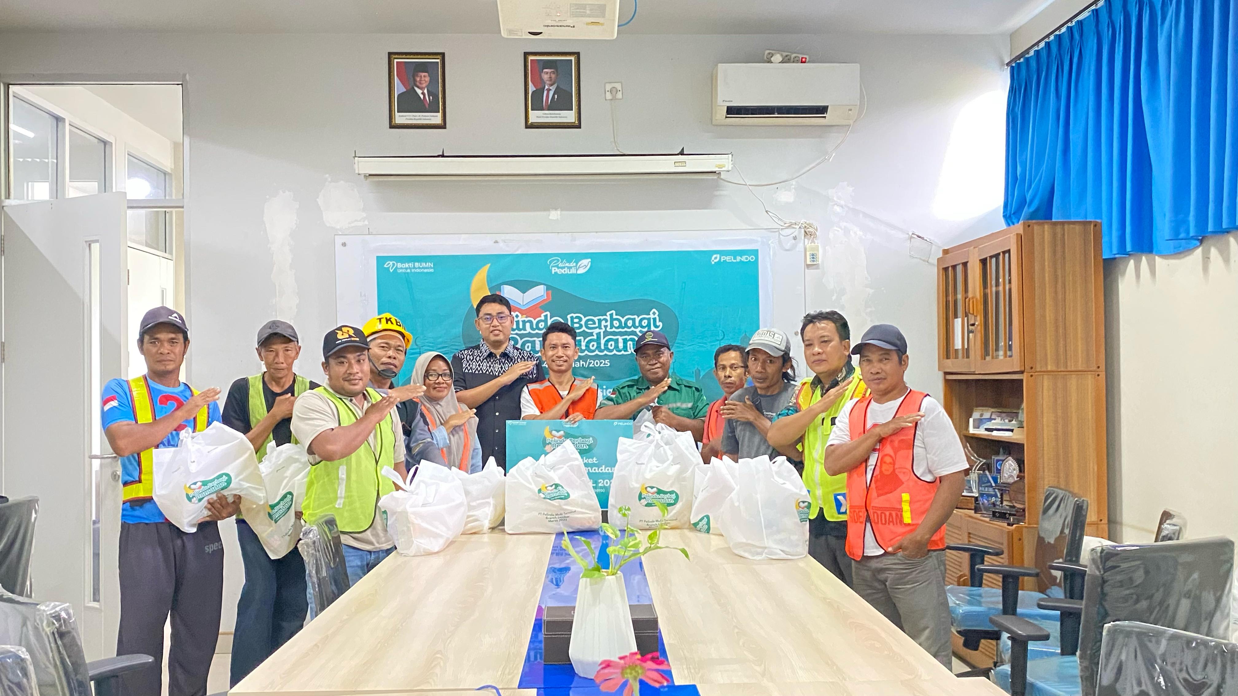 Pelindo Multi Terminal Branch Lembar menyalurkan ratusanpaket bantuan kepada masyarakat sekitar pelabuhan dan Tenaga Kerja Bongkar Muat (TKBM) sebagai wujud kepedulian perusahaan.