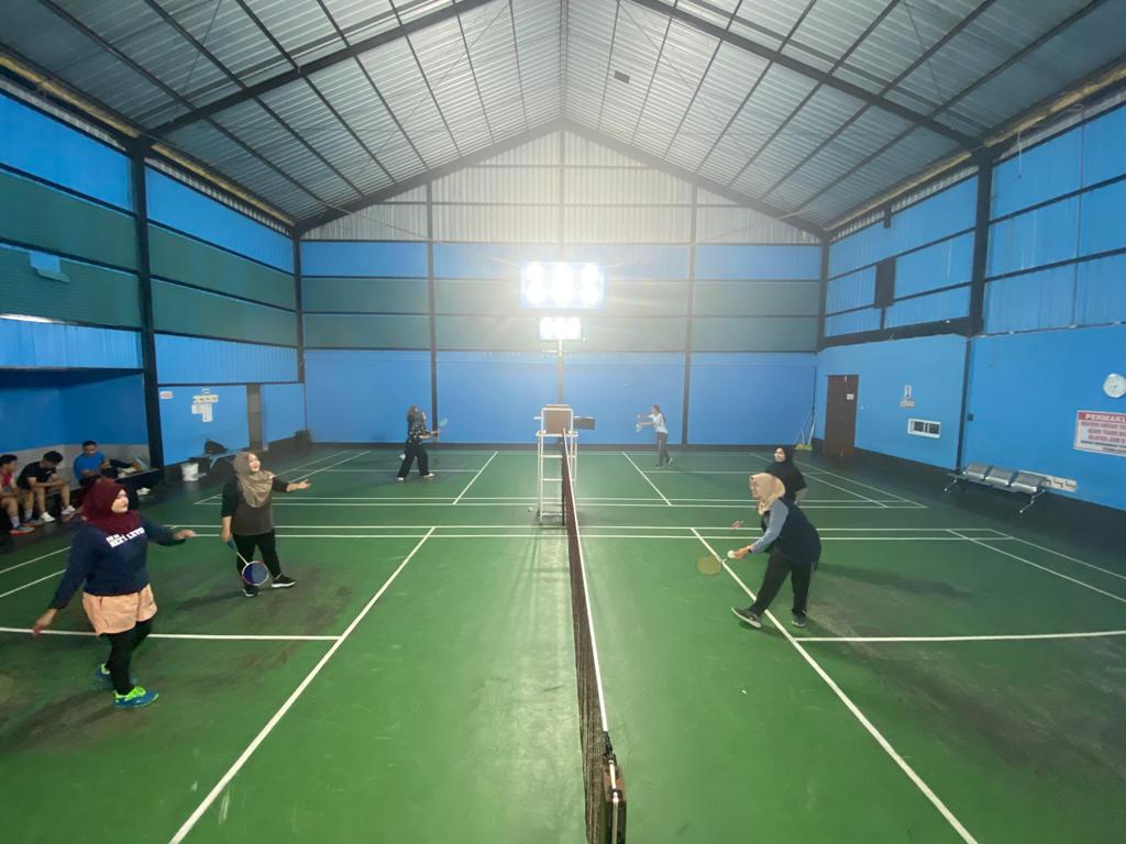 POTENSI BARU: Sekelompok pemuda sedang bermain badminton di salah satu GOR di Kota Mataram, beberapa waktu lalu.&nbsp;