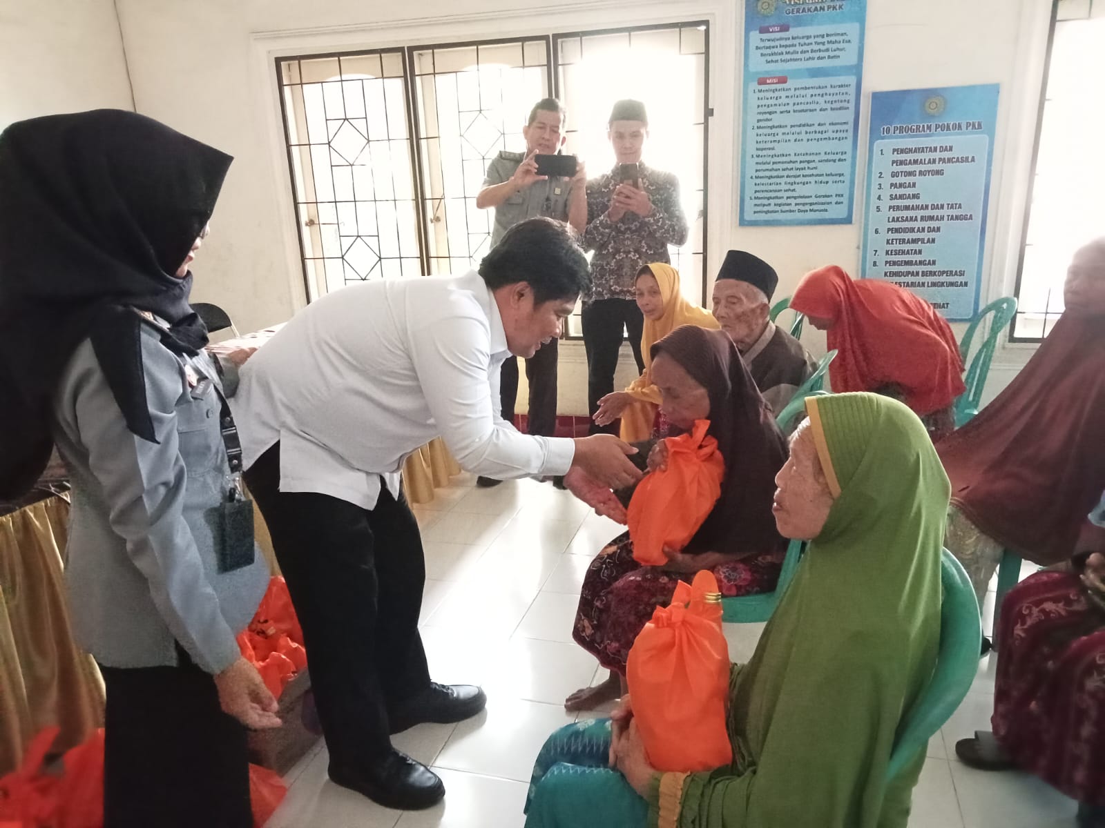 BANTU SESAMA: Kepala Divisi Peraturan Perundang-undangan dan Pembinaan Hukum Edward James Sinaga menyerahkan bingkisan ke warga Desa Darmaji, Lombok Tengah.