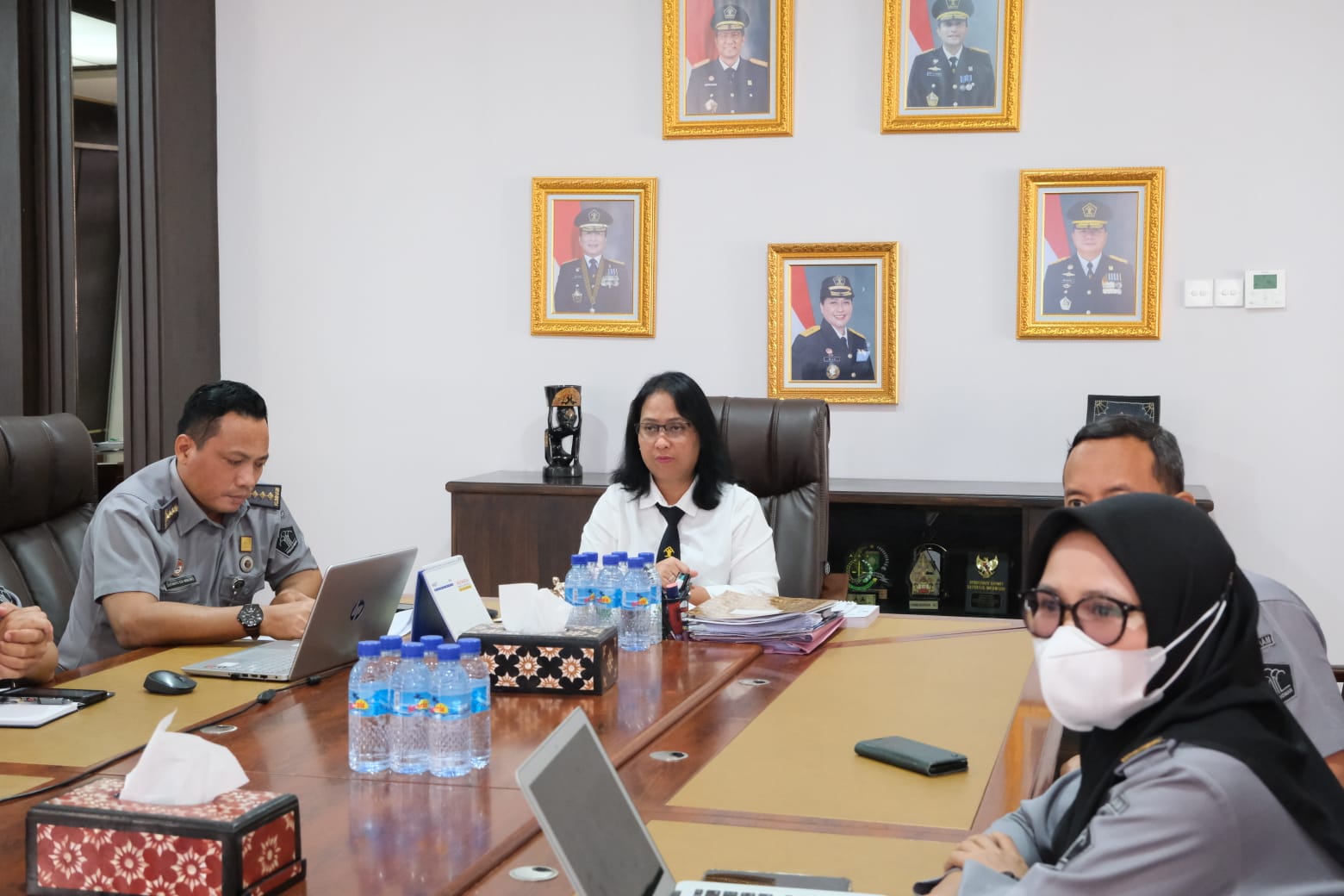 RAPAT VIRTUAL: , Kepala Kantor Wilayah I Gusti Putu Milawati dan jajaran mengikuti  rapat virtual terkait Penyusunan Rancangan Peraturan Menteri Hukum, Kamis (20/3).
