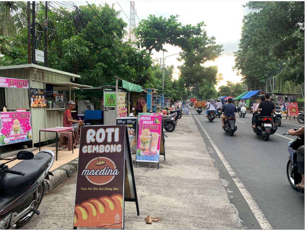 PADAT MERAYAP : Tampak jejeran PKL di depan lapangan Kediri menjadi tempat berburu takjil warga hingga santri.&nbsp;