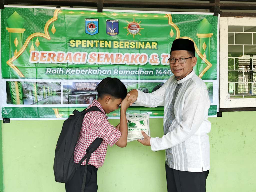 LATIH KEPEDULIAN: Kepala SMPN 10 Mataram H Chamim Tohari menyalurkan paket sembako kepada siswa kurang mampu di sekolah setempat, belum lama ini.