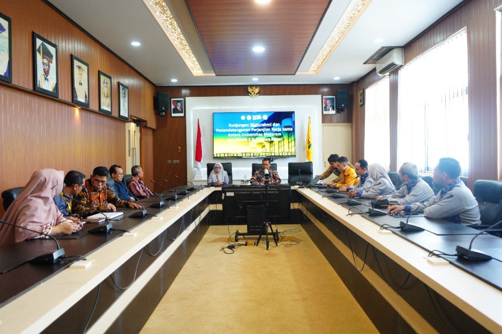 BERKUNJUNG: Para guru SMAN 1 Sumbawa Besar saat berkunjung &nbsp;di Ruang Sidang Rektor Unram, pekan lalu.