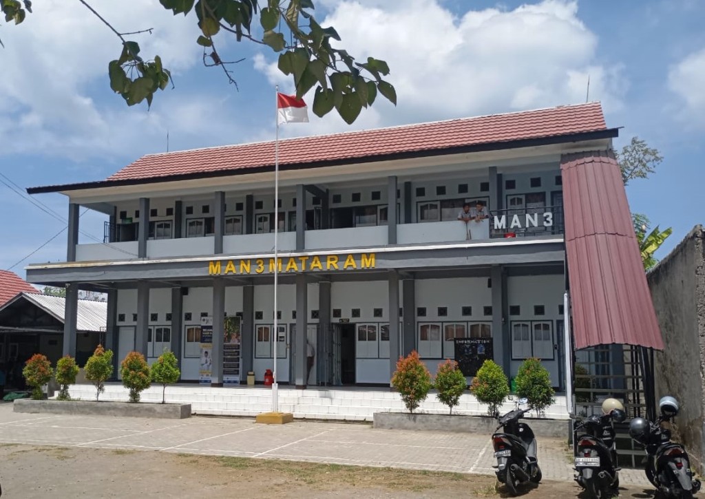 MADRASAH: Sejumlah kendaraan parkir di Halaman MAN 3 Mataram, belum lama ini.