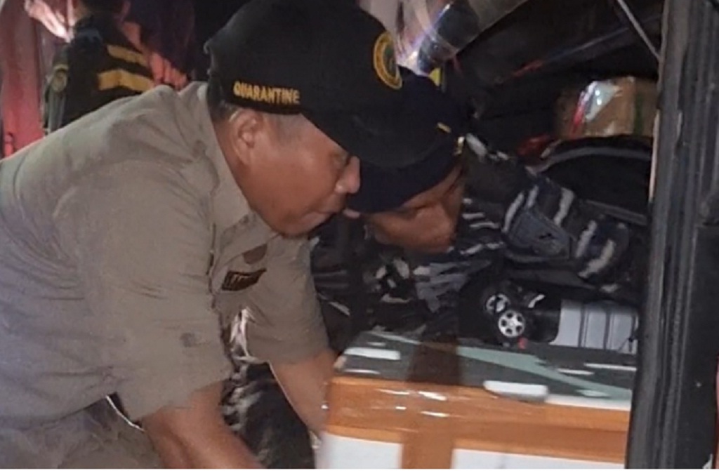 CEK BARANG: Perketat Pengawasan Jelang Idulfitri, Karantina NTB Gelar OPGAP Penegakan Hukum Patuh Karantina di Pelabuhan Lembar, beberapa hari lalu.