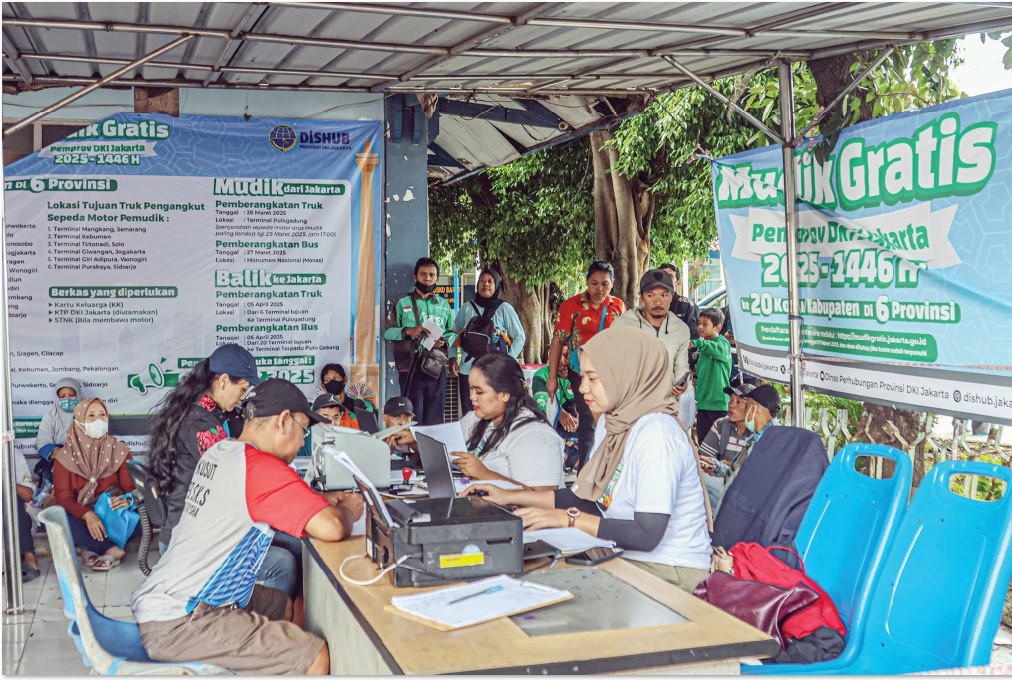 MUDIK GRATIS: Sejumlah warga melakukan verifikasi di mudik gratis gelombang kedua di Sudinhub Jakarta Barat, Kamis (20/3). Program ini untuk meminimalisasi angka lakalantas. (HANUNG HAMBARA/JAWA POS)