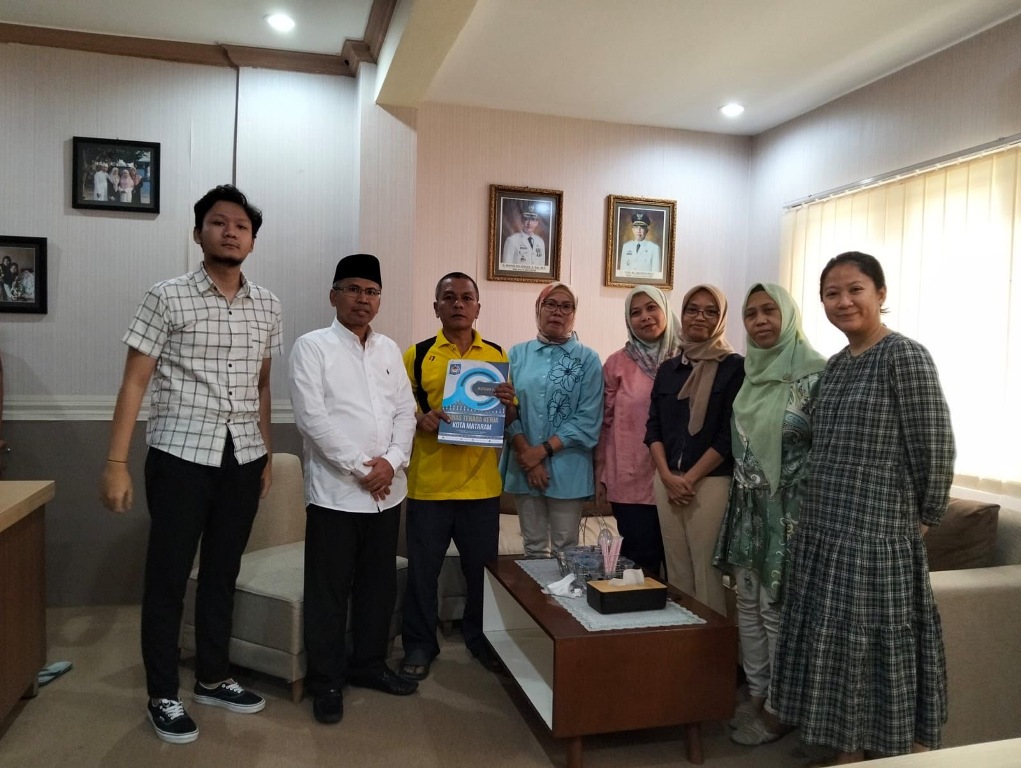 SENYUM: Kepala Dinas Tenaga Kerja Kota Mataram Rudi Suryawan (kemeja putih) usai mediasi tertutup antara pihak Hotel Grand Legi dan karyawan yang di PHK, Senin (24/3).