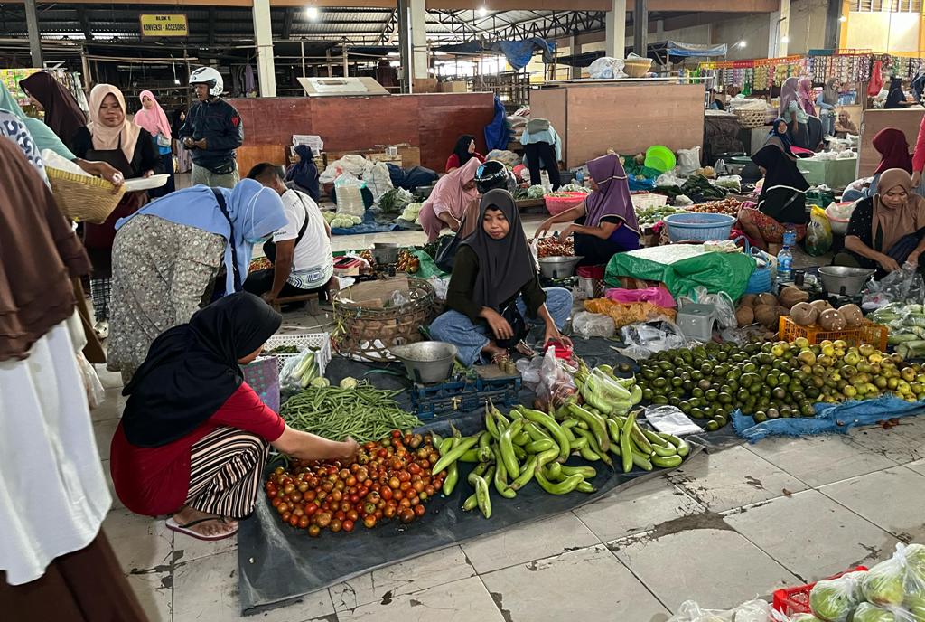 Suasana aktivitas jual beli bahan pokok (Bapok) di Pasar Induk Mandalika, Kota Mataram, Senin (24/3).