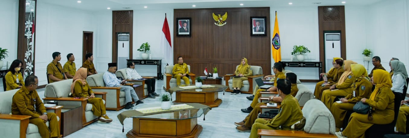 MAKMUR MENDUNIA: Tim perencanaan Bappeda NTB menyampaikan rancangan awal dokumen RPJMD 2025-2029, kemarin (24/4). Dokumen ini menampung visi misi dan program kerja Iqbal-Dinda.
