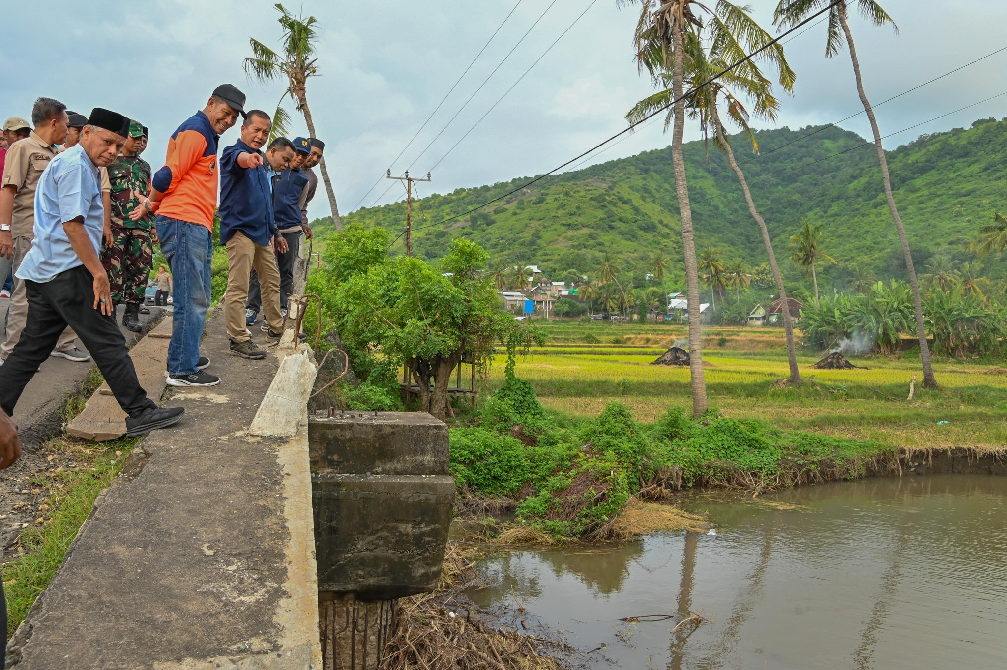 DAMPAK BENCANA: Gubernur NTB Lalu Muhamad Iqbal saat meninjau langsung infrastruktur yang rusak karena terdampak banjir di Kelurahan Nanga Wera, Bima, pada Sabtu lalu (22/3).
