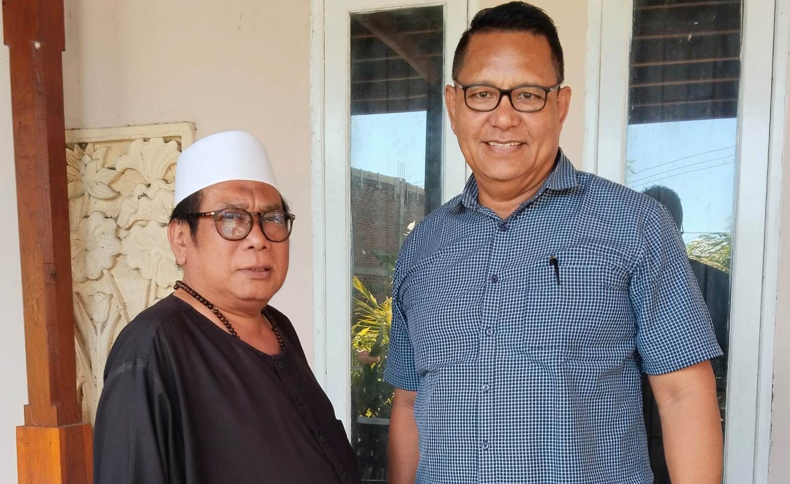 TANYAKAN PROGRES: Mantan Bupati Loteng Suhaili (kiri) didampingi penasihat hukumnya Abdul Hanan.